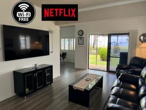 TV a/nebo společenská místnost v ubytování Keith's Place, 1 of the 3 most popular units on Bribie