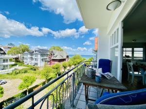 ein Balkon mit Blick auf das Meer in der Unterkunft Ferienwohnung Binzer Seeblick Haus Jahreszeiten Binz in Binz