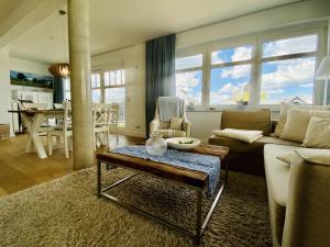 ein Wohnzimmer mit Sofa und Tisch in der Unterkunft Ferienwohnung Binzer Seeblick Haus Jahreszeiten Binz in Binz