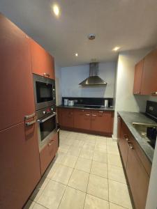 Kuchyň nebo kuchyňský kout v ubytování Cosy 2 bedroom apartment