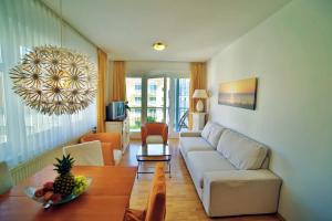 Ein Sitzbereich in der Unterkunft Ferienwohnung Binzer Strandgut im Haus Jahreszeiten Binz