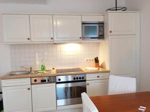 Küche/Küchenzeile in der Unterkunft Ferienwohnung Binzer Strandgut im Haus Jahreszeiten Binz
