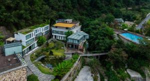 Zhangjiajie Rock language art hotel-Free pick up service内部或周边的泳池