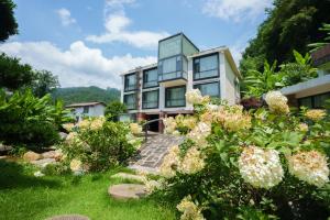 Zhangjiajie Rock language art hotel-Free pick up service外面的花园