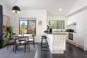 Mike's - A Luxurious Cabin Surrounded By Nature的厨房或小厨房
