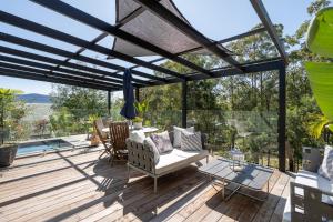 Mike's - A Luxurious Cabin Surrounded By Nature的阳台或露台
