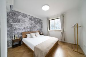 Postel nebo postele na pokoji v ubytování Nanjing West Road elevator two-bedroom, three-bed apartment close to the subway