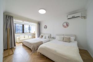 Postel nebo postele na pokoji v ubytování Nanjing West Road elevator two-bedroom, three-bed apartment close to the subway