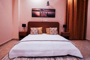Postel nebo postele na pokoji v ubytování SERENITY SUITE Grand T2 Neuf Riviera Bonoumin