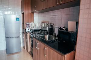 Kuchyň nebo kuchyňský kout v ubytování SERENITY SUITE Grand T2 Neuf Riviera Bonoumin
