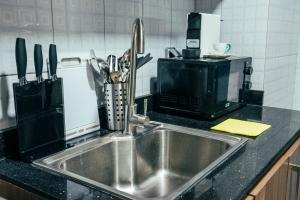 Kuchyň nebo kuchyňský kout v ubytování SERENITY SUITE Grand T2 Neuf Riviera Bonoumin