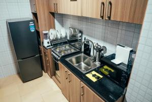 Kuchyň nebo kuchyňský kout v ubytování SERENITY SUITE Grand T2 Neuf Riviera Bonoumin