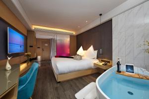 TV a/nebo společenská místnost v ubytování Mercure Yangzhou Dongguan Street