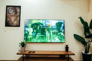 TV a/nebo společenská místnost v ubytování SERENITY SUITE Grand T2 Neuf Riviera Bonoumin