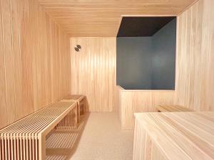 室内サウナ 最大18名 川に面する高級貸切宿 下吉田 月江寺駅徒歩圏内 自転車レンタル及び駐車場3台無料客房内的一张或多张床位