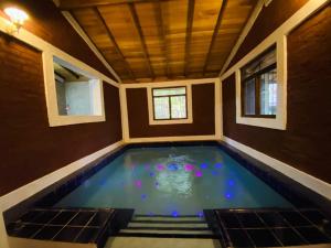 uma piscina numa casa com tecto em Kings Rest Sigiriya em Piduragala