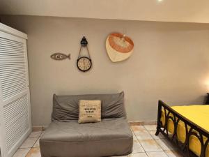 A seating area at Les Balcons d'Oyster Pond