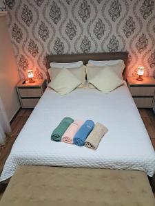 a bed with two pillows and two lamps at Della Giustina Residence Comforto Aparthotel - Aconchegante, Lindo, Moderno, Renovado entre Abba Pai Church e Centro in Criciúma