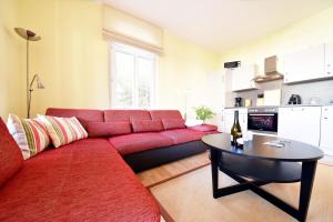 Кухня или мини-кухня в Ferienwohnung "Seestern" in der Villa Odin Sellin
 +8 фотографий