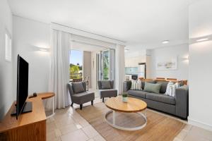 Μια τηλεόραση ή/και κέντρο ψυχαγωγίας στο Hastings Suites by Stay Noosa