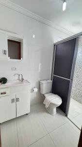 Gallery image of Apto das Orquídeas- 3 Quartos - Apto espaçoso,confortável com 2 sacadas de frente para avenida principal! in Piratuba
