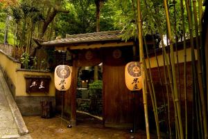 un ingresso a un edificio con segni cinesi sopra di Toushinan Komeya a Ito