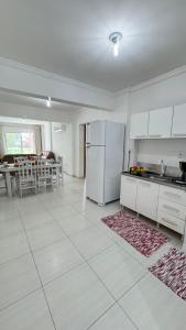 Dapur atau dapur kecil di Apto das Orquídeas- 3 Quartos - Apto espaçoso,confortável com 2 sacadas de frente para avenida principal!