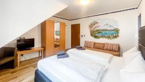 a hotel room with two beds and a couch at Smart Resorts B&B 2 BB2 324 in Winterberg