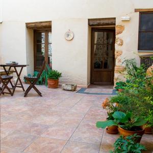 a patio with a table and a wooden door at La Posada de Berge in Berge