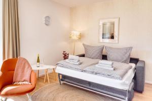 Χώρος καθιστικού στο Ferienwohnung Kranich 26 im Wreecher Idyll Rügen by ruyastay