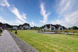 Κήπος έξω από το Ferienwohnung Kranich 26 im Wreecher Idyll Rügen by ruyastay