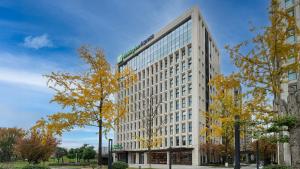 成都市にあるHoliday Inn Express Chengdu Shuangliu Airport by IHG - Free shuttle bus from Shuangliu International Airport to hotel about 8 Minutes by car, Welcome drinkの大型事務所の建物の造形