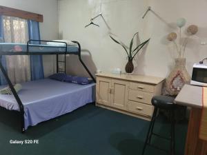 Postel nebo postele na pokoji v ubytování Martintar One bdrm Lodge 3