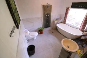 Ein Badezimmer in der Unterkunft Doni House & Villas