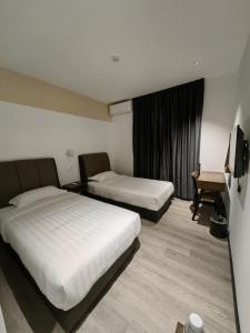 Postel nebo postele na pokoji v ubytování Galaxy Hotel Bandar Perda
