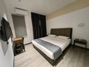 Postel nebo postele na pokoji v ubytování Galaxy Hotel Bandar Perda
