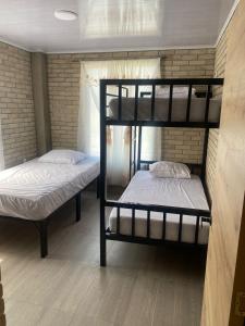 a couple of bunk beds in a room at El Rincón de Charito in Tumaco