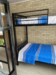 a couple of bunk beds in a room at El Rincón de Charito in Tumaco