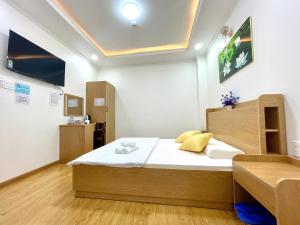 a bedroom with a bed in a room at VICTORIA hotel in Can Tho