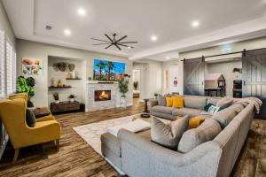Ruang duduk di Joshua Tree Getaway with Pool, Spa, BBQ and Sleeps 12