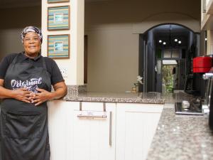 una mujer parada frente a un mostrador de cocina en Beechwood B&B, en Durban 84 fotos más