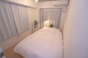 Postel nebo postele na pokoji v ubytování 花宿新宿 HANAYADO SHINJUKU