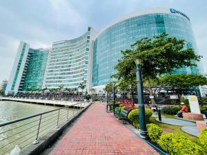 a walkway in front of a large building at Suite frente al río en Puerto Santa Ana Riverfront in Guayaquil
