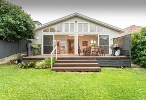 Taman di luar Beach House Close to Manly