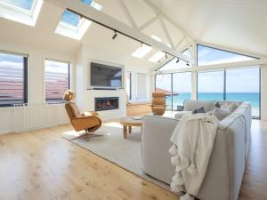 Una sala de estar con vista al mar. en Salt at East, en Port Fairy