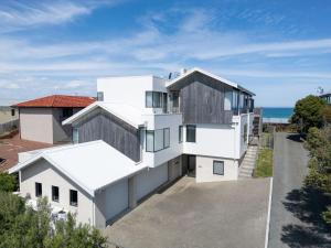 una vista aérea de una casa blanca con el océano en el fondo en Salt at East, en Port Fairy