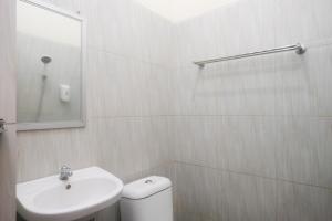 Koupelna v ubytování Al Abror Homestay Mandala Krida Mitra RedDoorz + 28 fotografií