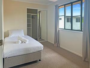 En eller flere senge i et værelse på Charming 3-Bedroom 2-Bathroom Townhouse