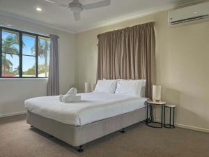 En eller flere senge i et værelse på Charming 3-Bedroom 2-Bathroom Townhouse