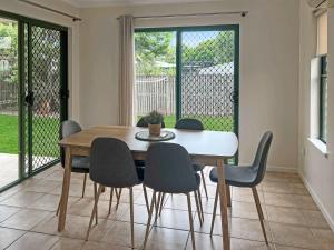 Billede fra billedgalleriet på Charming 3-Bedroom 2-Bathroom Townhouse i North Mackay